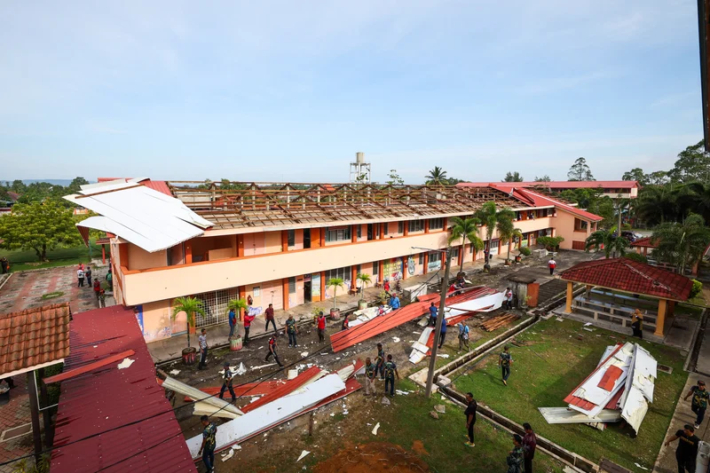 暴风雨肆虐甘榜贡巴,灾民呼天祈福求平安