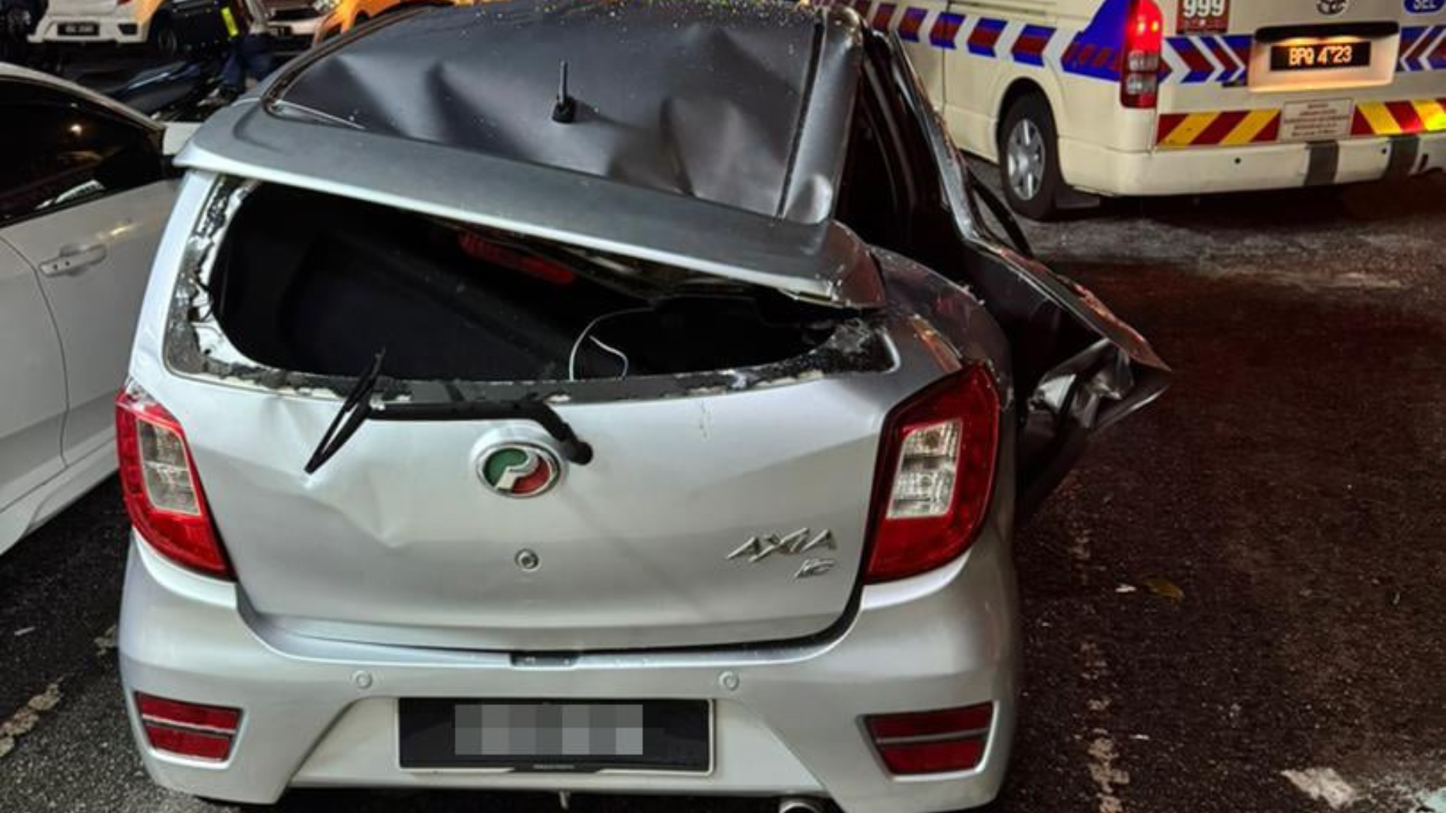 12楼高处坠下砸车顶！醉酒华青重伤奇迹生还