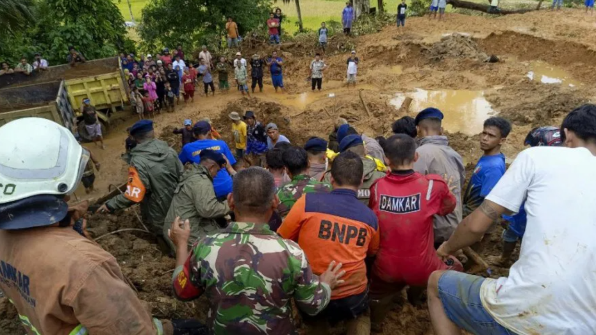 暴雨引发灾难 印尼苏门答腊山体滑坡致27死