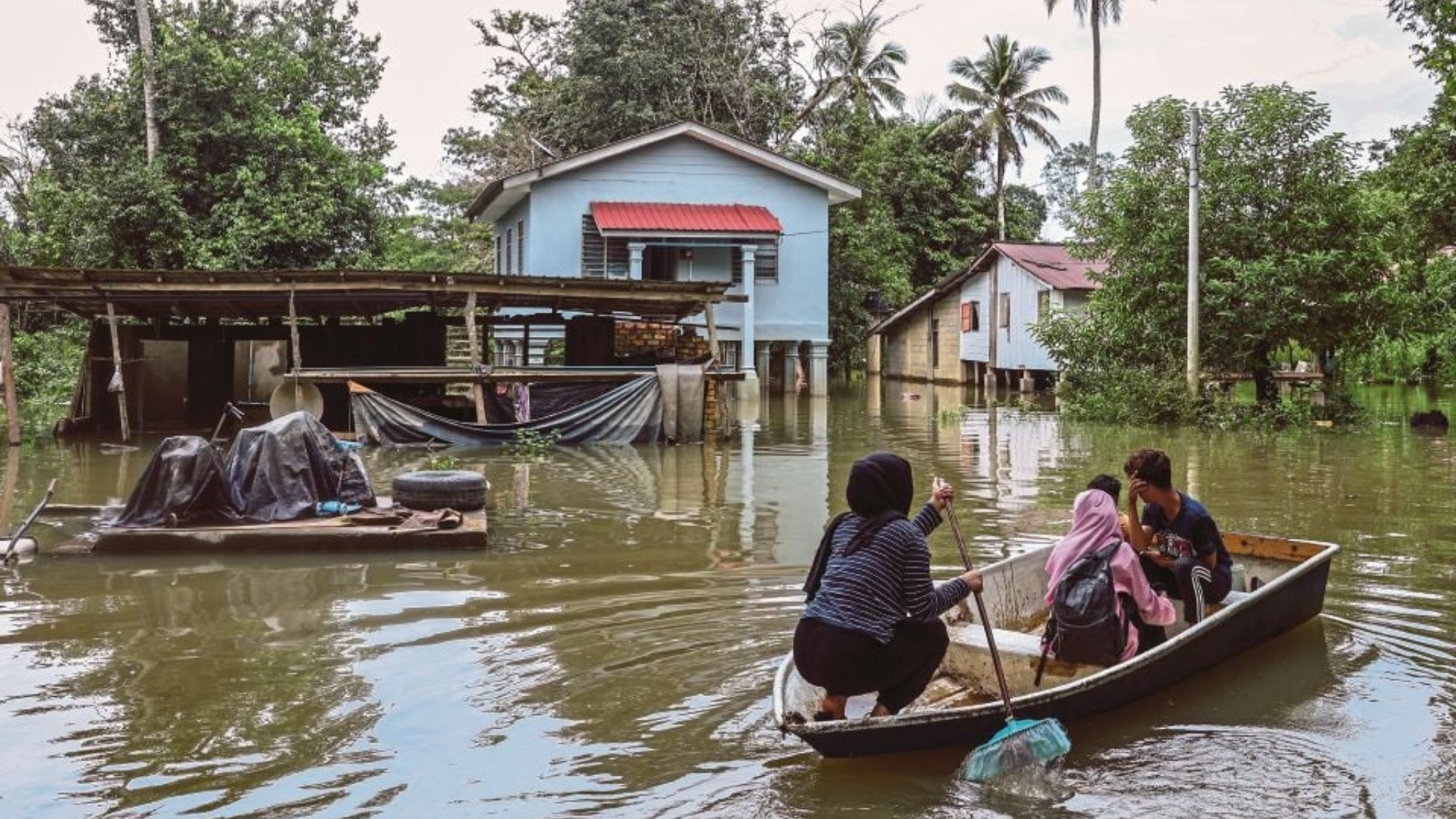 强降雨导致柔佛三大县发生水灾,居民急需援助