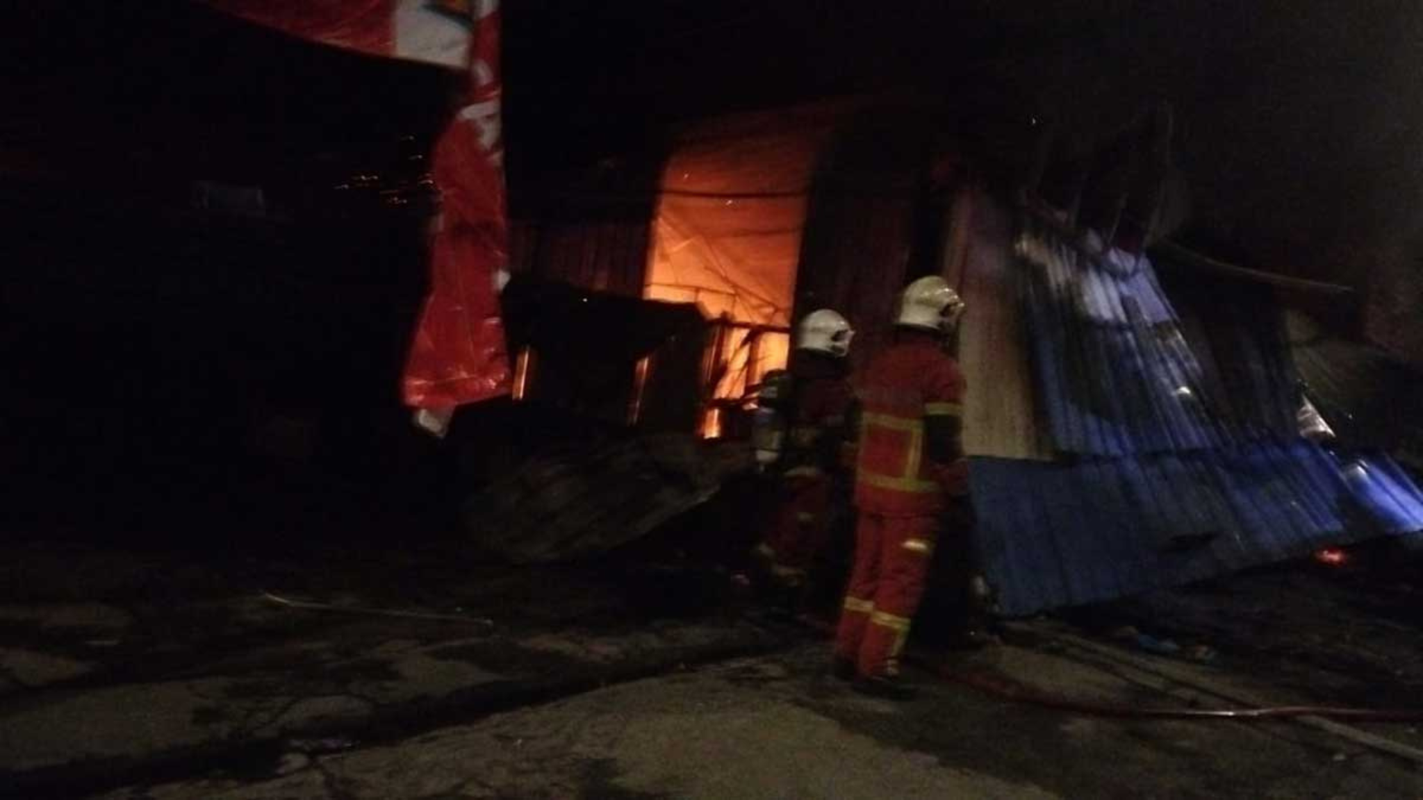 冼都火灾疑烟花引起：三店铺40辆摩托车与轿车全毁