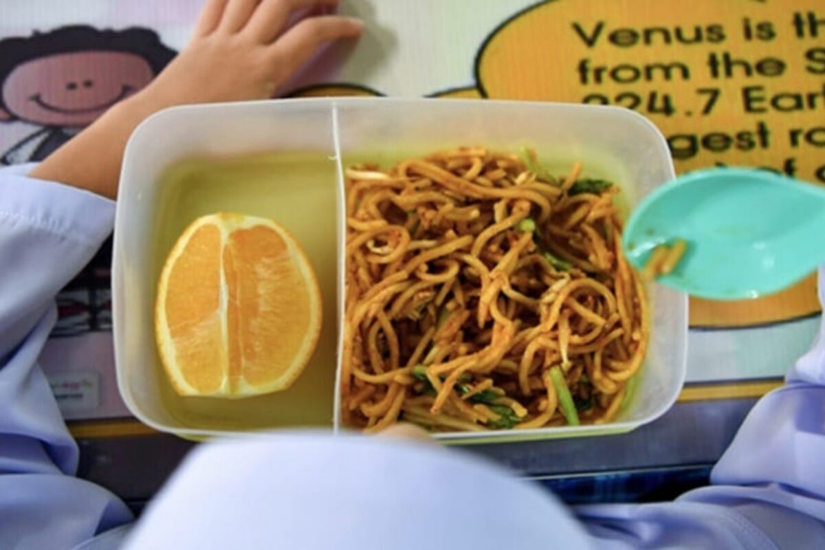 孩子哭着回家 母亲的心理引导赢得全网点赞