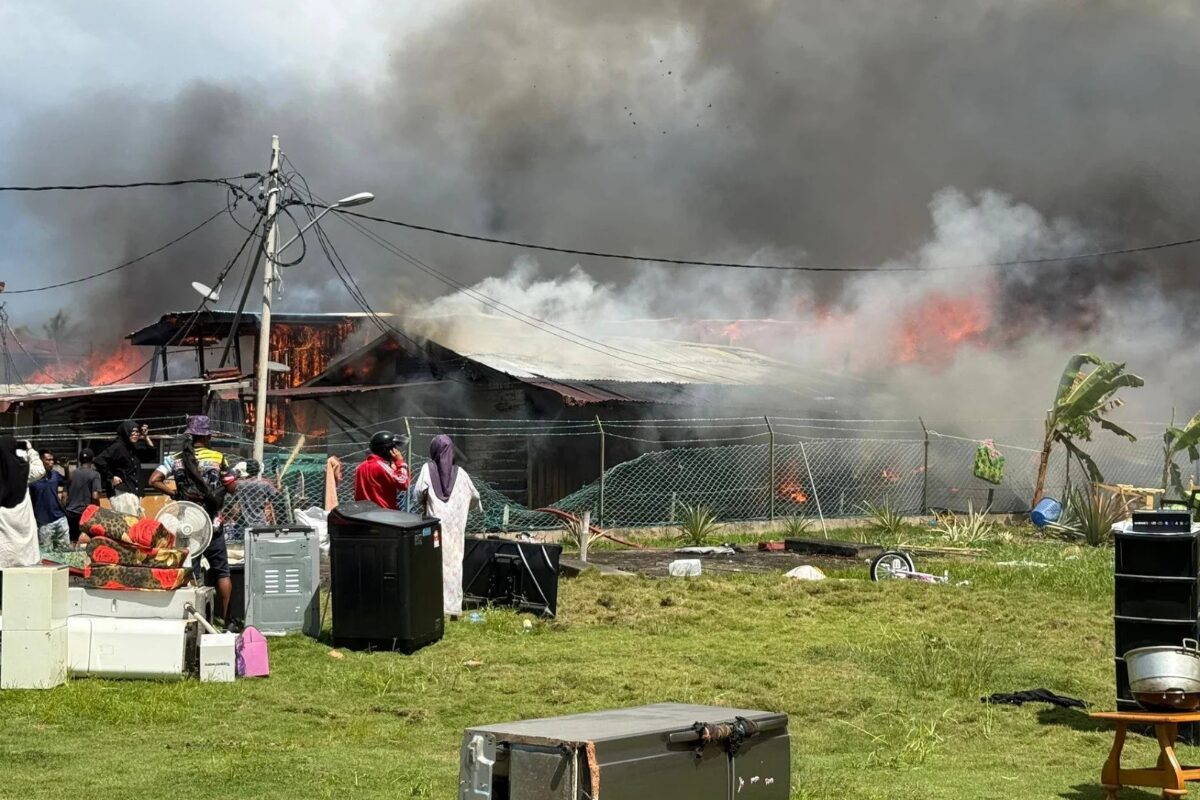 沿海住宅区陷入火海 斗湖甘榜大火造成严重损毁