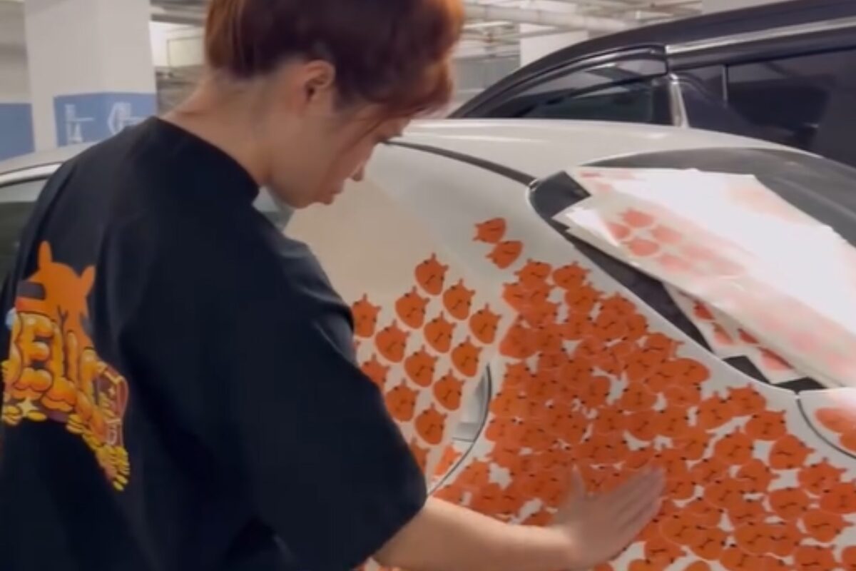 《他竟然粘满老板的车！因老板不给bonus》